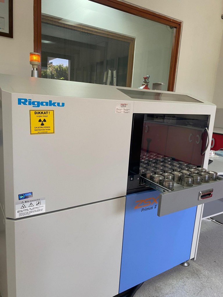 WD-XRF (Dalga Boyu Dağılımlı X-Işınlı Floresan Spektrometre) Cihazı Analiz Hizmetine Başlamıştır detayı için tıklayınız