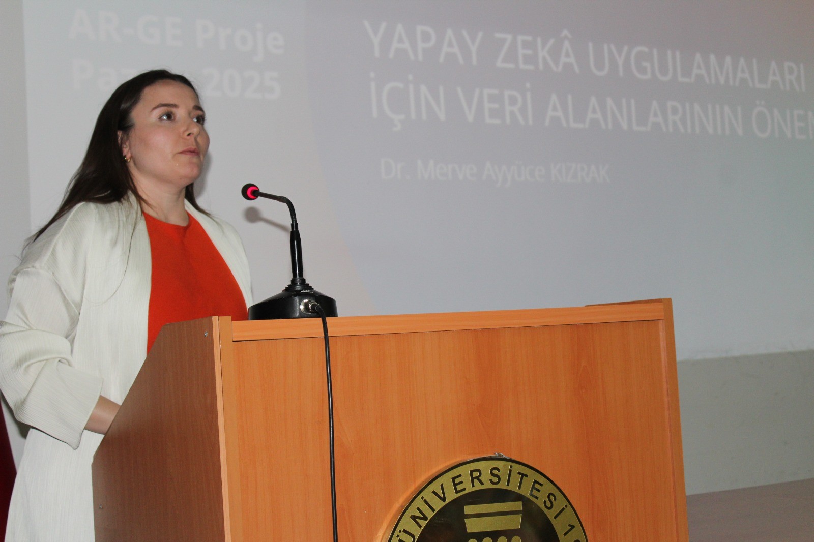 Yapay Zekâda Veri Yönetiminin Önemi Anlatıldı detayı için tıklayınız