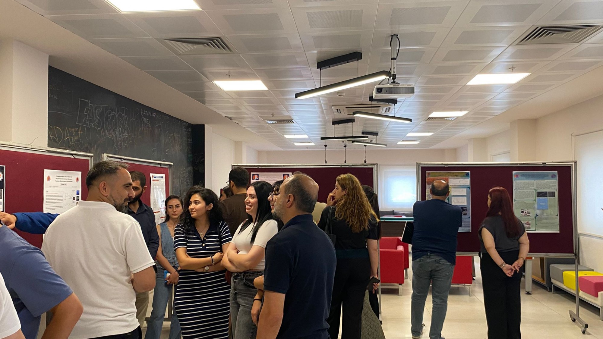 Kimya Bölümü 4. Sınıf Öğrencileri Poster Sunumlarını Gerçekleştirdi detayı için tıklayınız